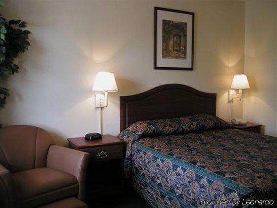 Intown Suites Extended Stay Greensboro Nc - Lanada Room photo