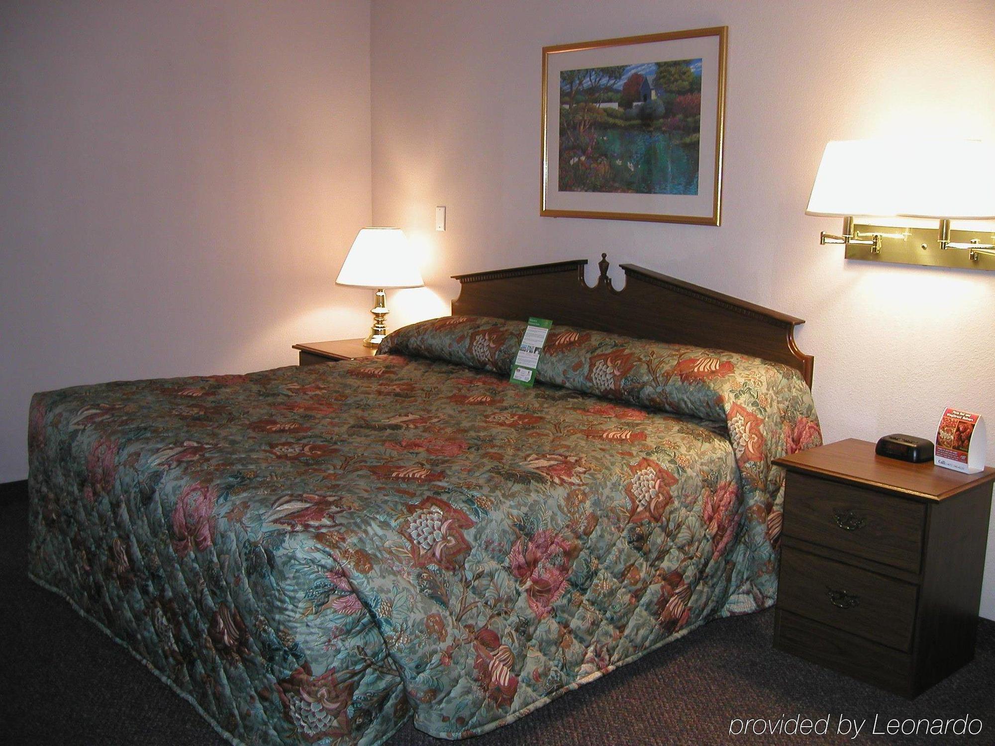Intown Suites Extended Stay Greensboro Nc - Lanada Room photo
