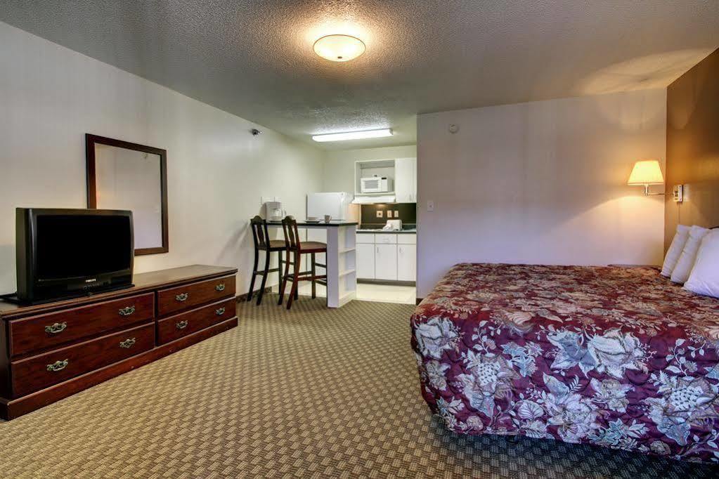 Intown Suites Extended Stay Greensboro Nc - Lanada Exterior photo